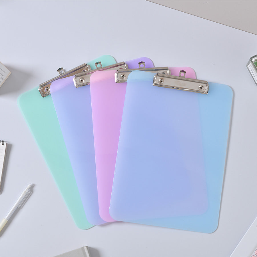 A4写字板4个装，写字板，塑料文件夹，适用于护理、学生、办公 4-pack A4 writing board, writing board, plastic folder, suitable for nursing, student, and office use