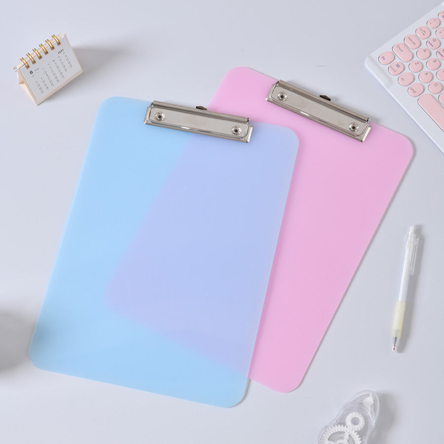 A4写字板4个装，写字板，塑料文件夹，适用于护理、学生、办公 4-pack A4 writing board, writing board, plastic folder, suitable for nursing, student, and office use