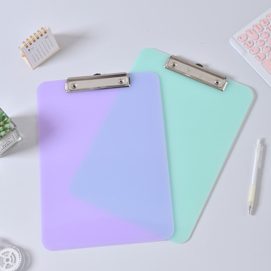 A4写字板4个装，写字板，塑料文件夹，适用于护理、学生、办公 4-pack A4 writing board, writing board, plastic folder, suitable for nursing, student, and office use
